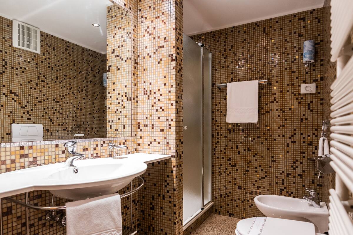 classic double room | bathroom | combined shower/bathtub, free toiletries, hair dryer, bathrobes