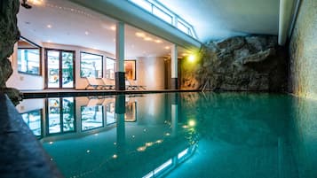 Indoor pool, sun loungers