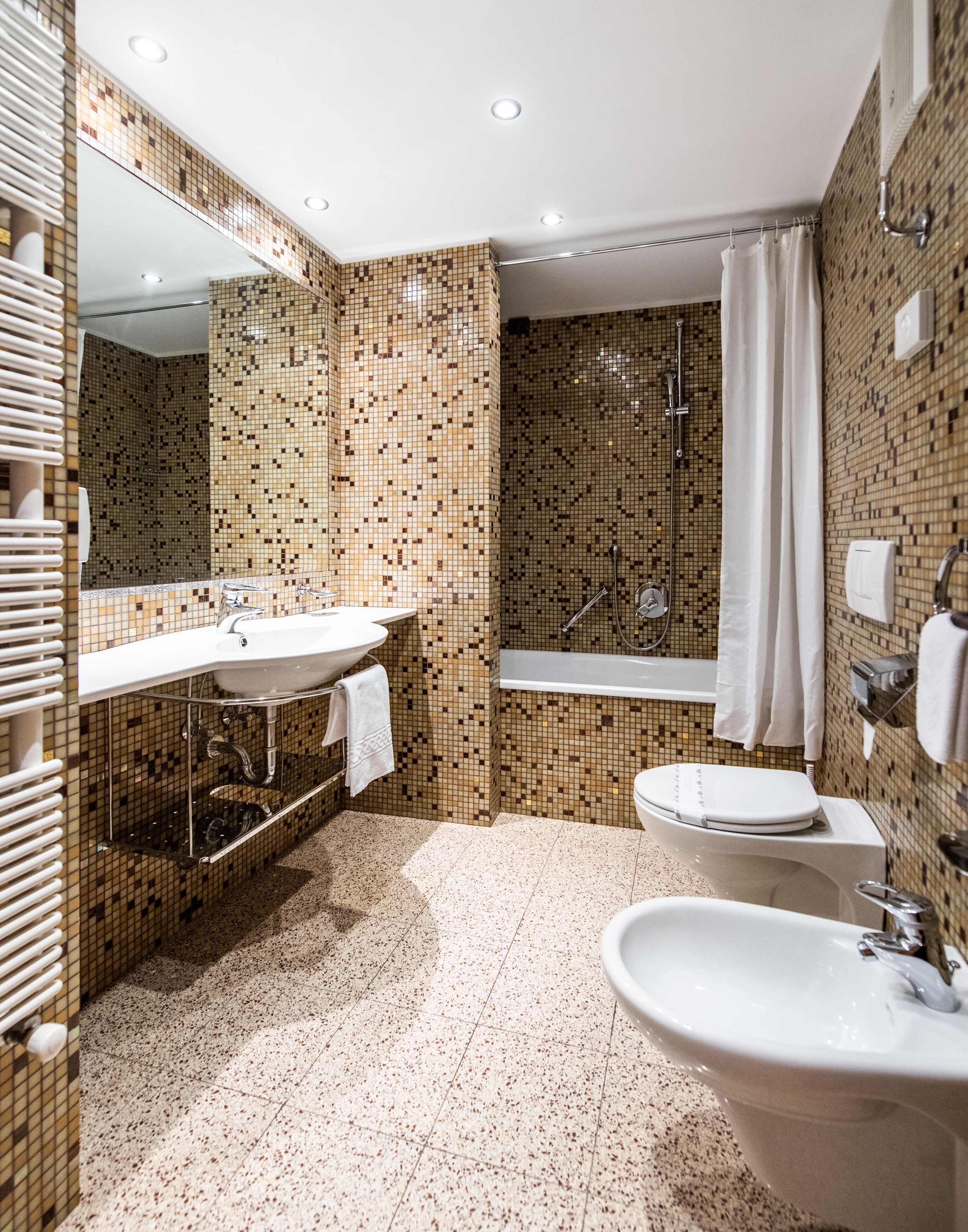 classic quadruple room | bathroom | combined shower/bathtub, free toiletries, hair dryer, bathrobes