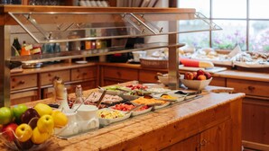 Un buffet proposant une variété de plats et une station de boissons.