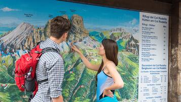 Una mappa con sentieri escursionistici e nomi di montagne.