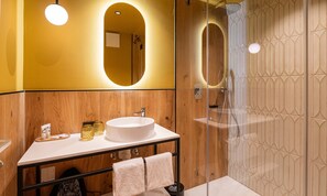 Douche, sèche-cheveux, bidet, serviettes fournies