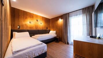 Suite Supérieure | Coin séjour | Télévision à écran plat