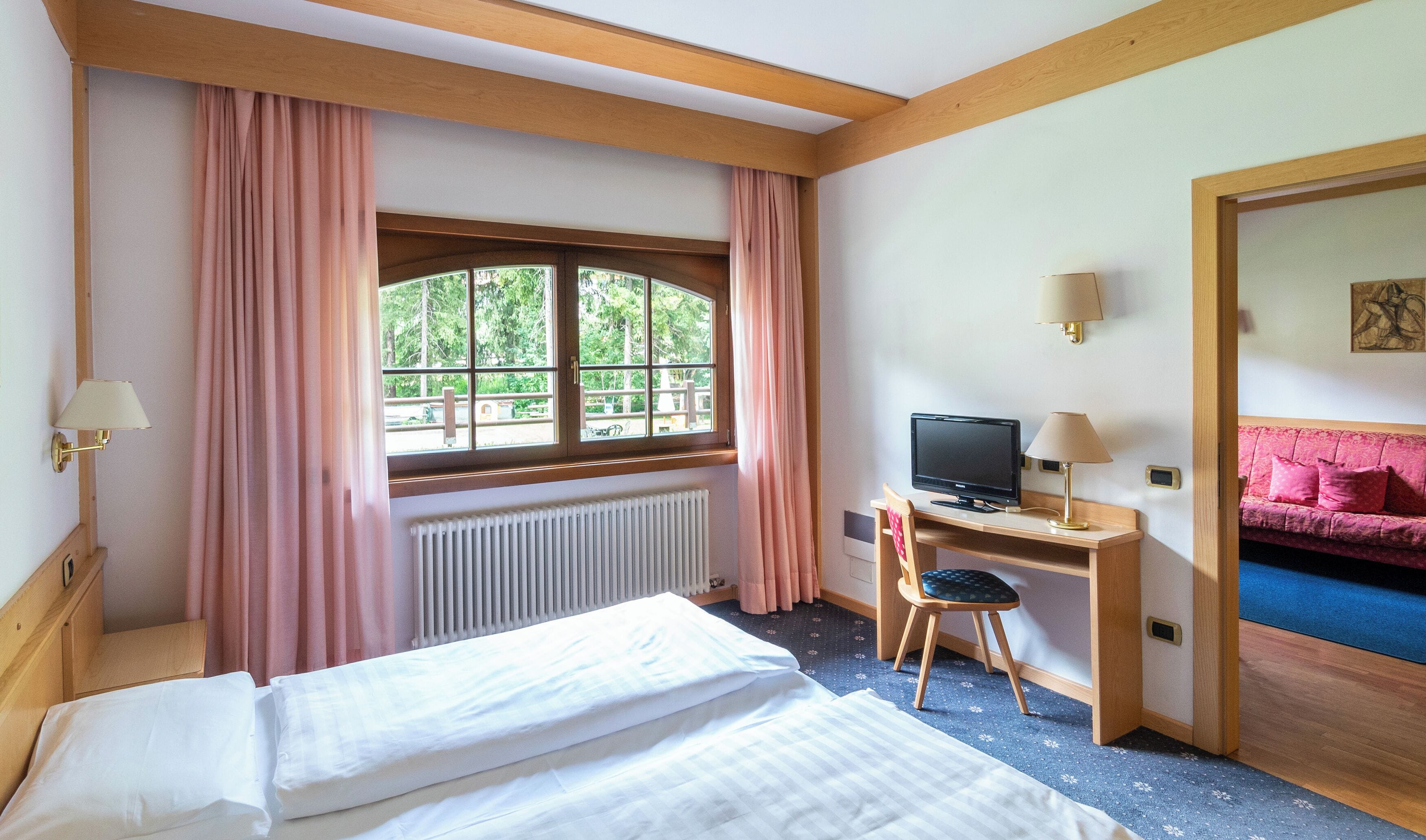 Economy Suite | Minibar, in-room safe, free WiFi, bed sheets