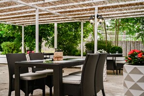 Petit déjeuner, déjeuner et dîner servis sur place