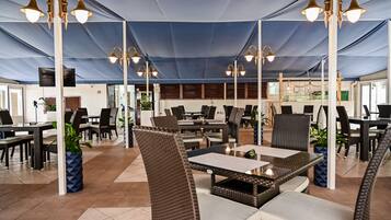 Petit déjeuner, déjeuner et dßner servis sur place