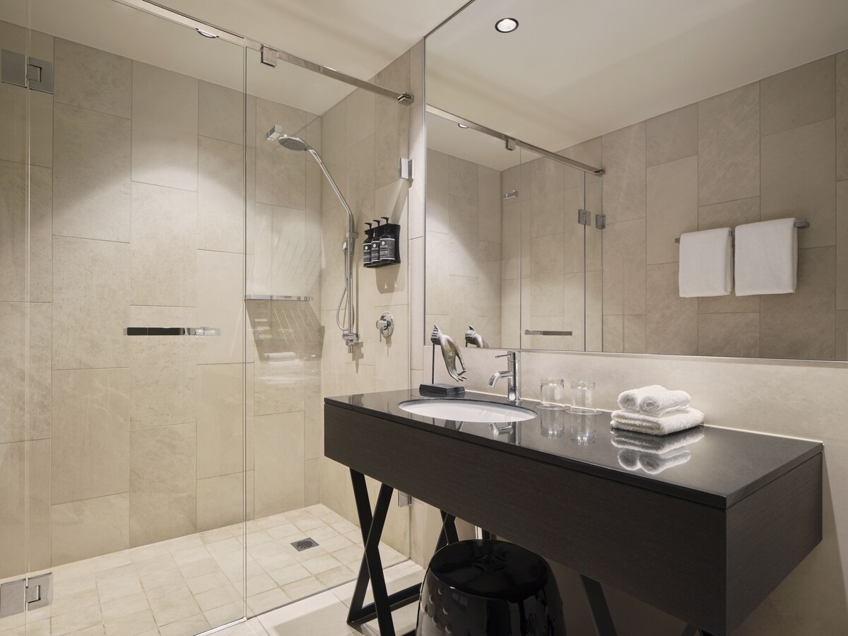 Burbury Hotel & Apartments