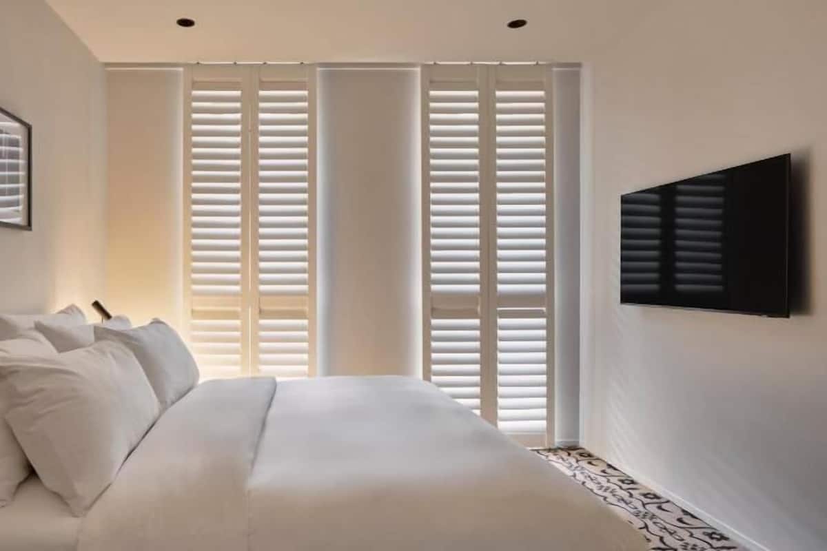 Premium bedding, in-room safe, individually decorated