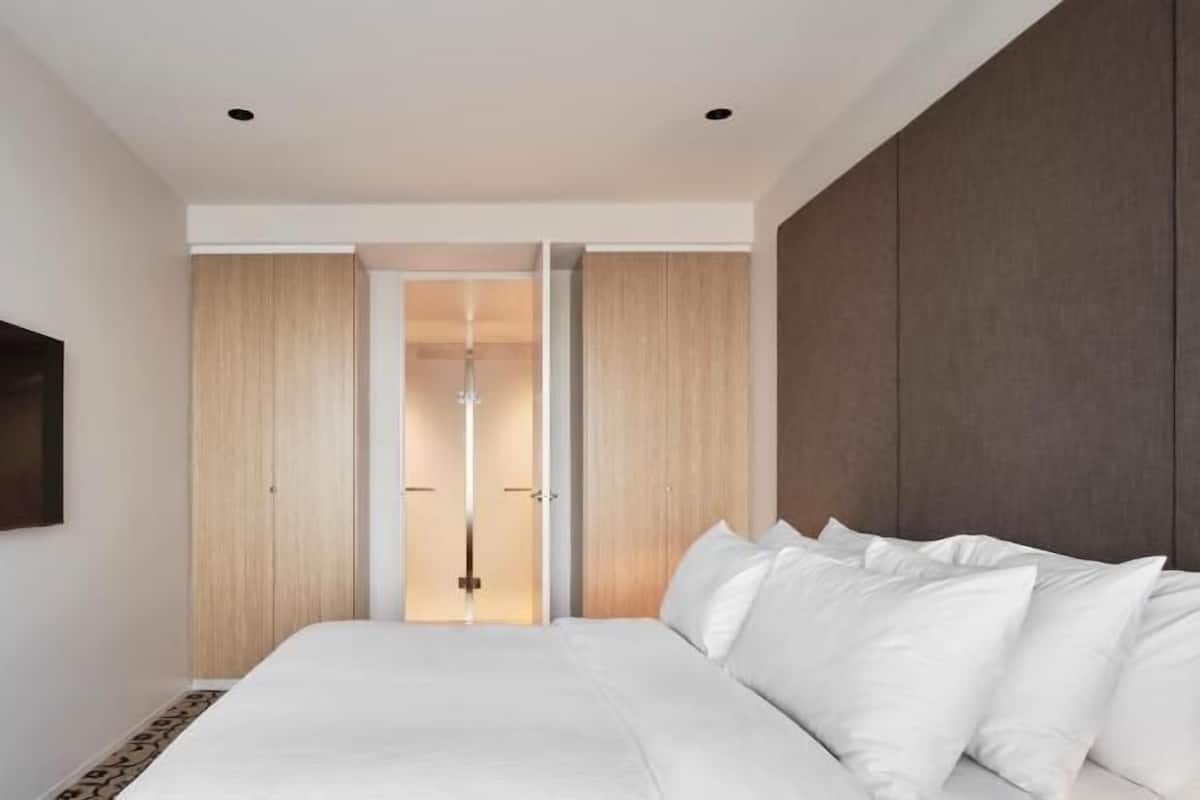 Premium bedding, in-room safe, individually decorated