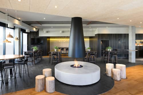 2 bars/lounges