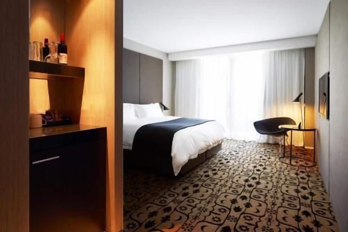 Premium bedding, in-room safe, individually decorated