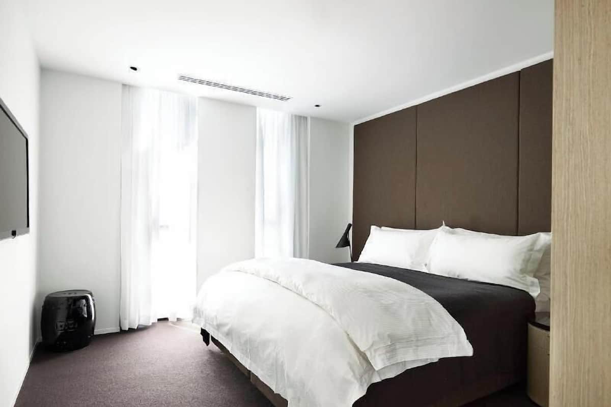 Premium bedding, in-room safe, individually decorated