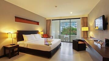 Premium bedding, in-room safe, individually decorated