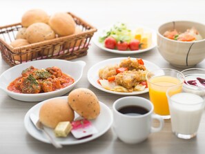 Daily buffet breakfast (JPY 1100 per person)