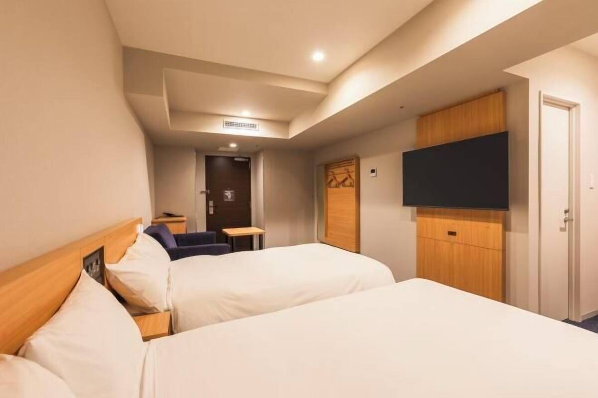 Laptop workspace, blackout curtains, free WiFi, bed sheets