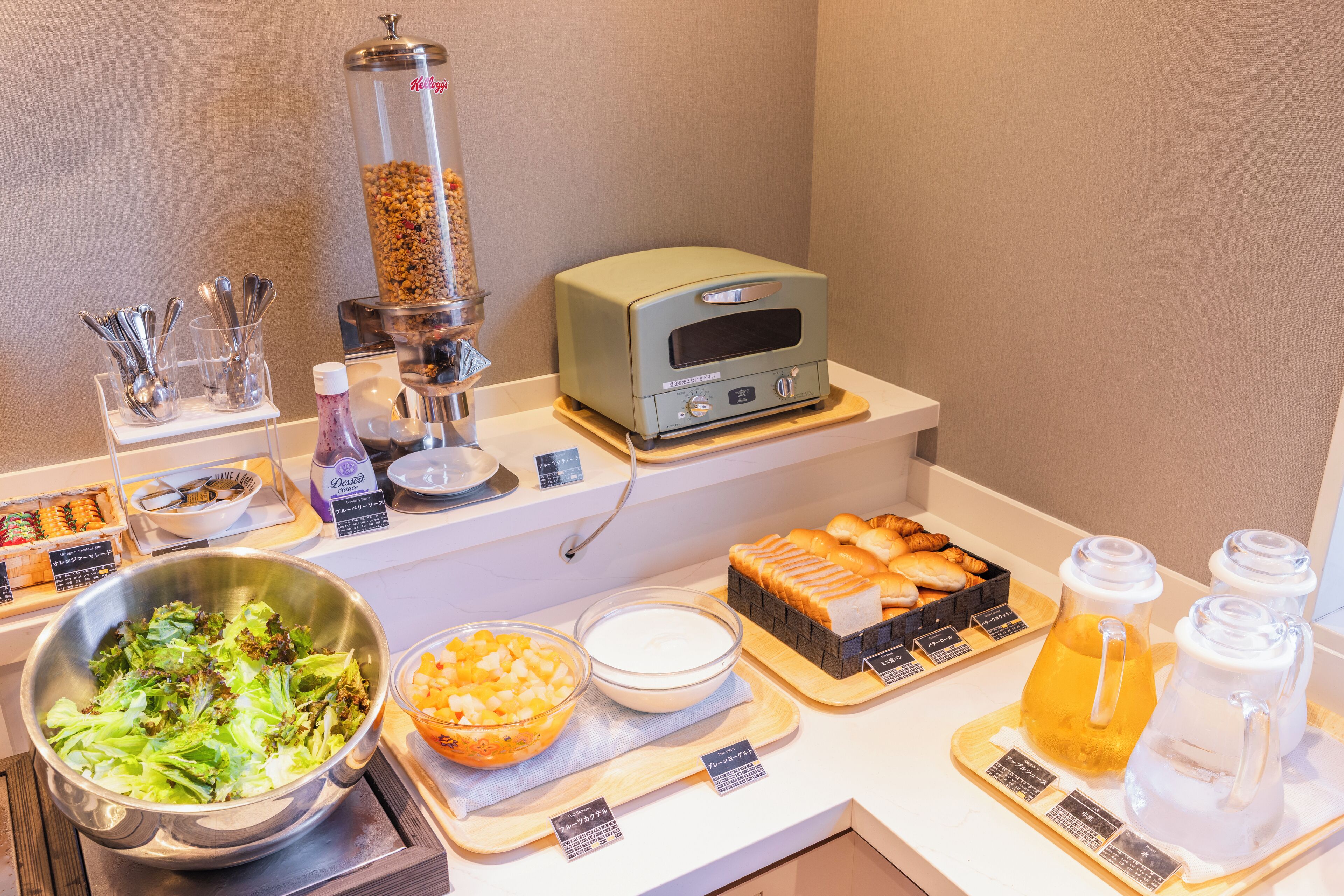 daily buffet breakfast (jpy 1100 per person)