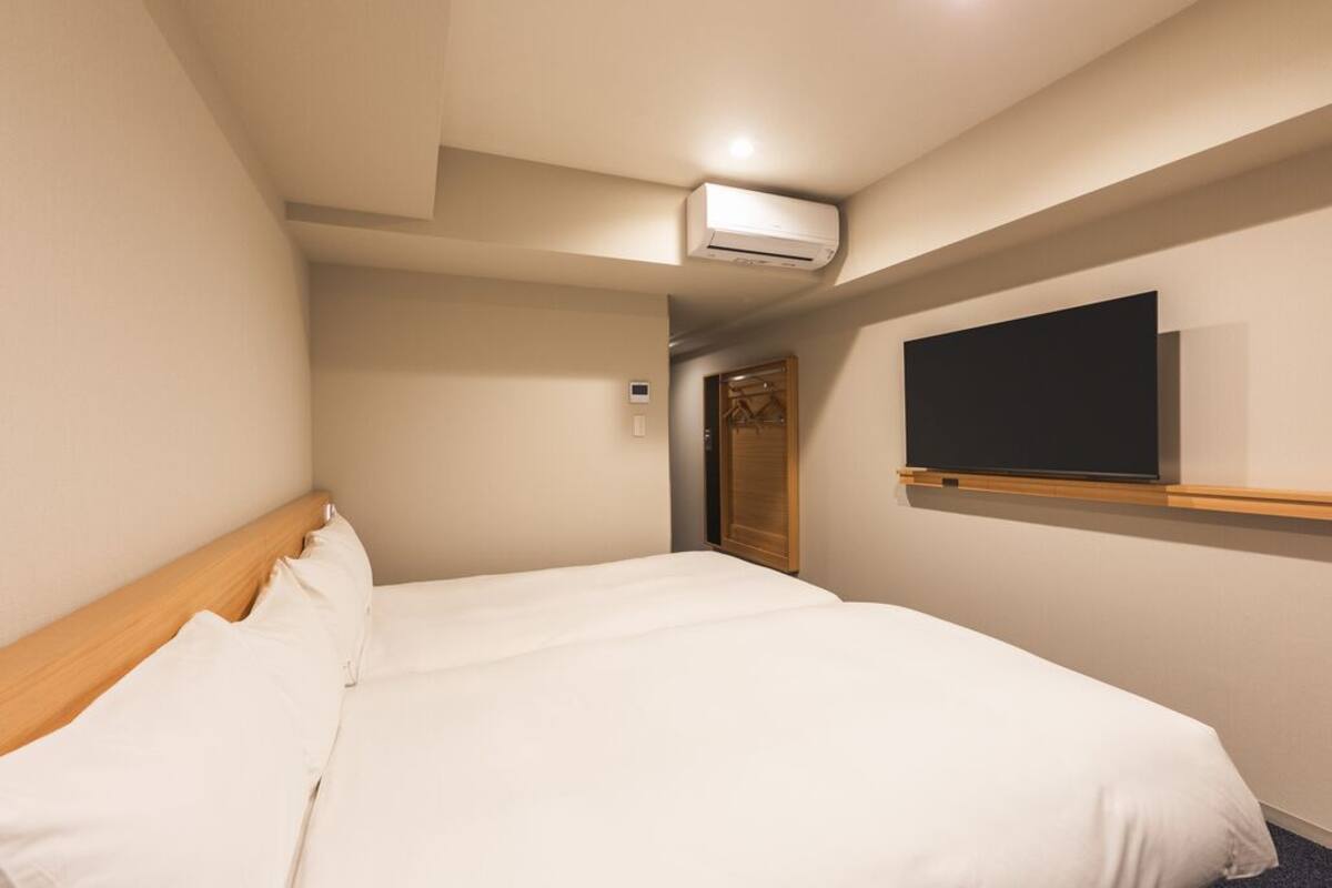 Een laptopwerkplek, verduisterende gordijnen, gratis wifi, beddengoed
