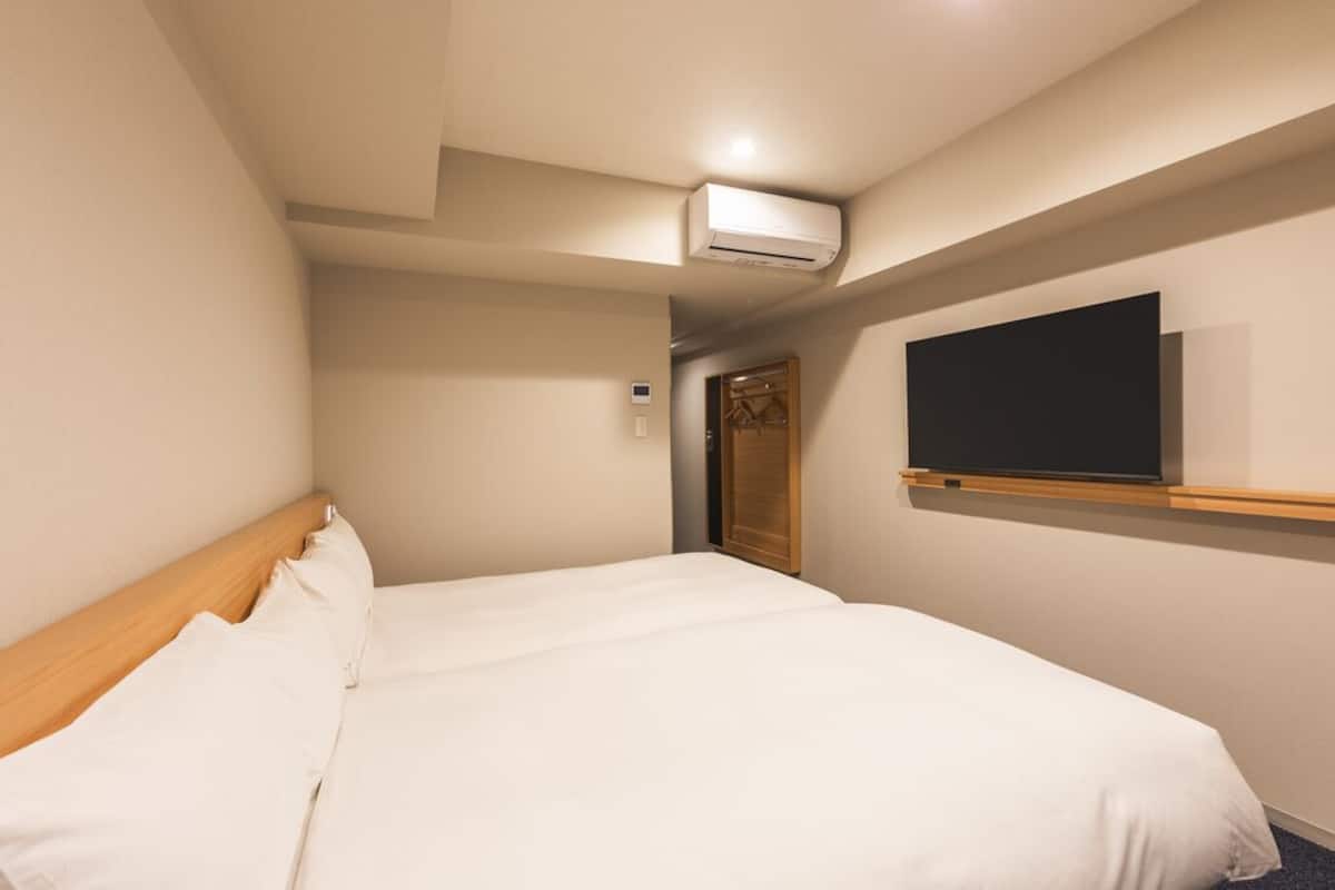 Laptop workspace, blackout curtains, free WiFi, bed sheets