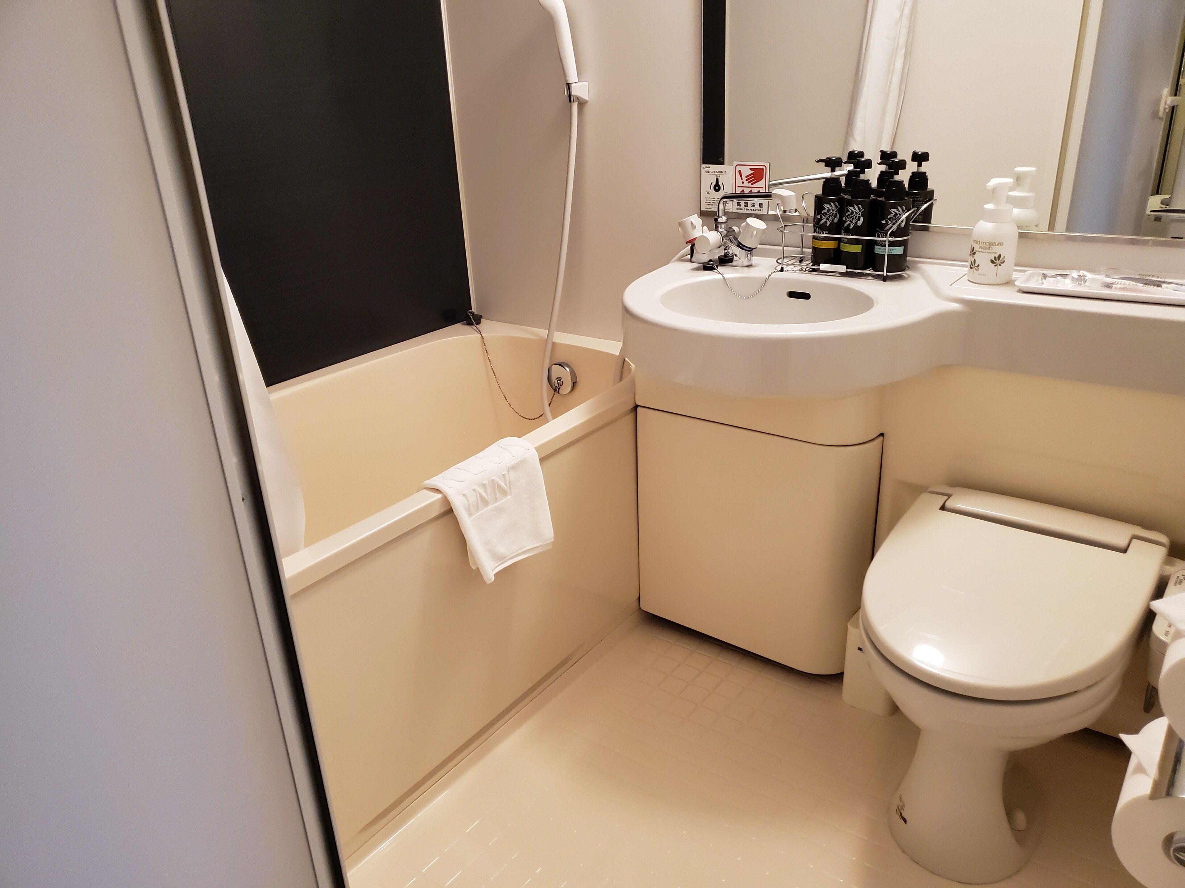 combined shower/bathtub, free toiletries, hair dryer, slippers