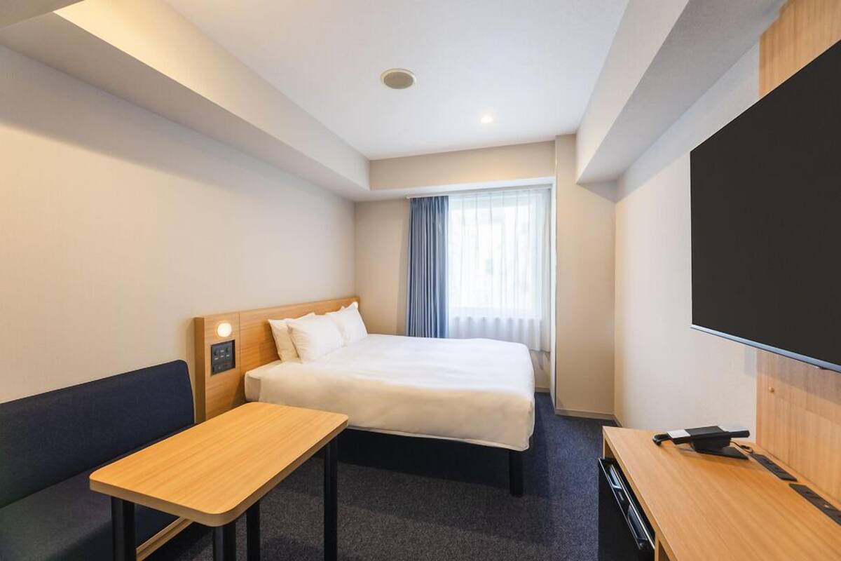 Een laptopwerkplek, verduisterende gordijnen, gratis wifi, beddengoed