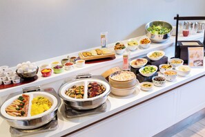 Un buffet proposant une variété de plats et d’aliments.