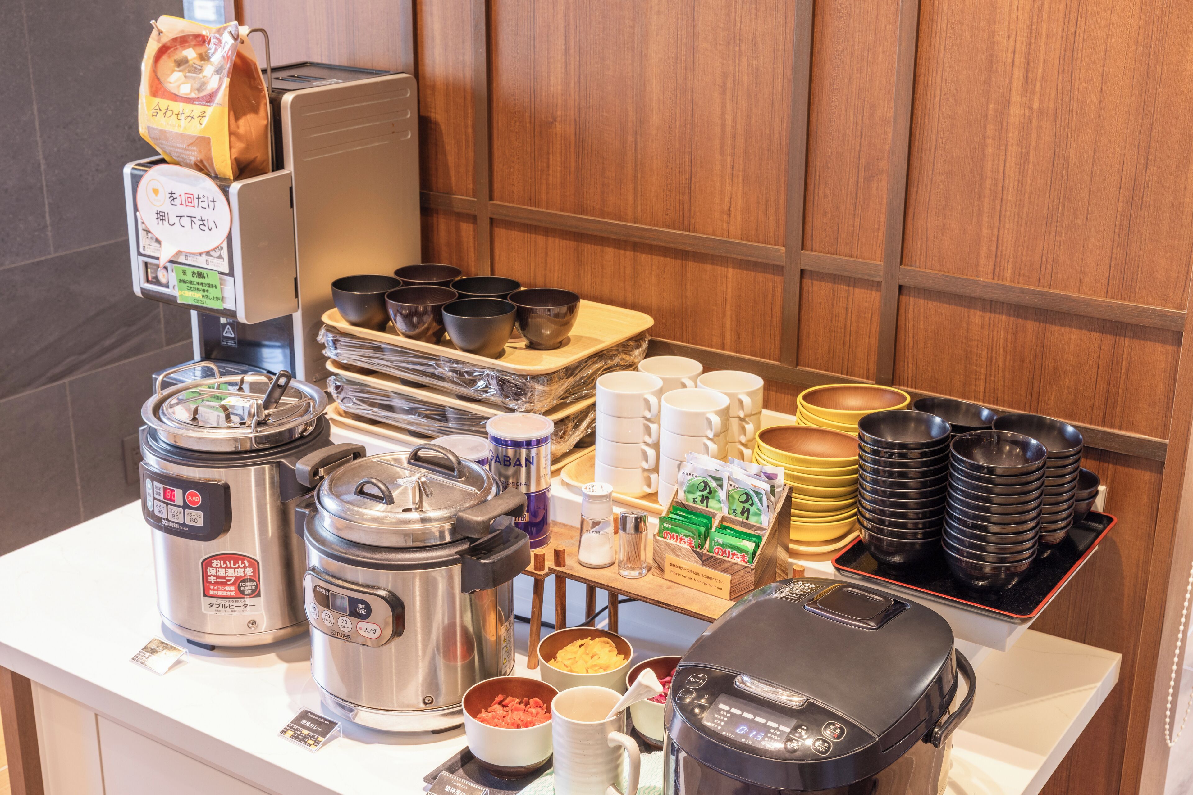 daily buffet breakfast (jpy 1100 per person)