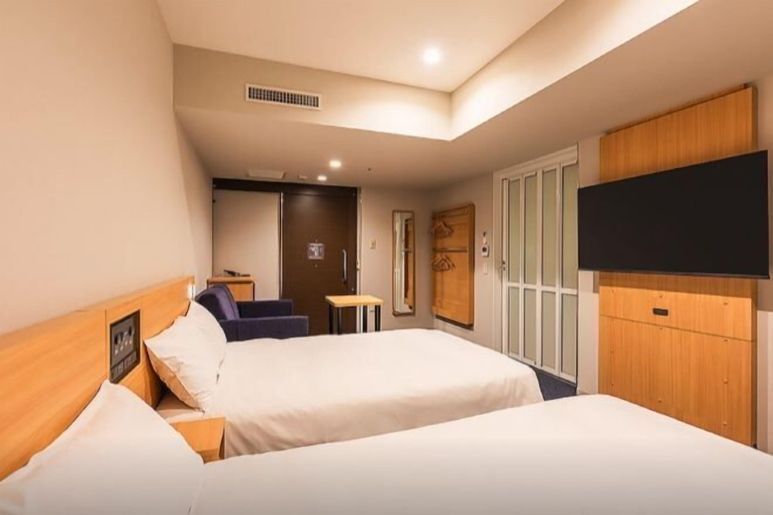 笔记本电脑工作区、遮光窗帘、免费 WiFi、床单