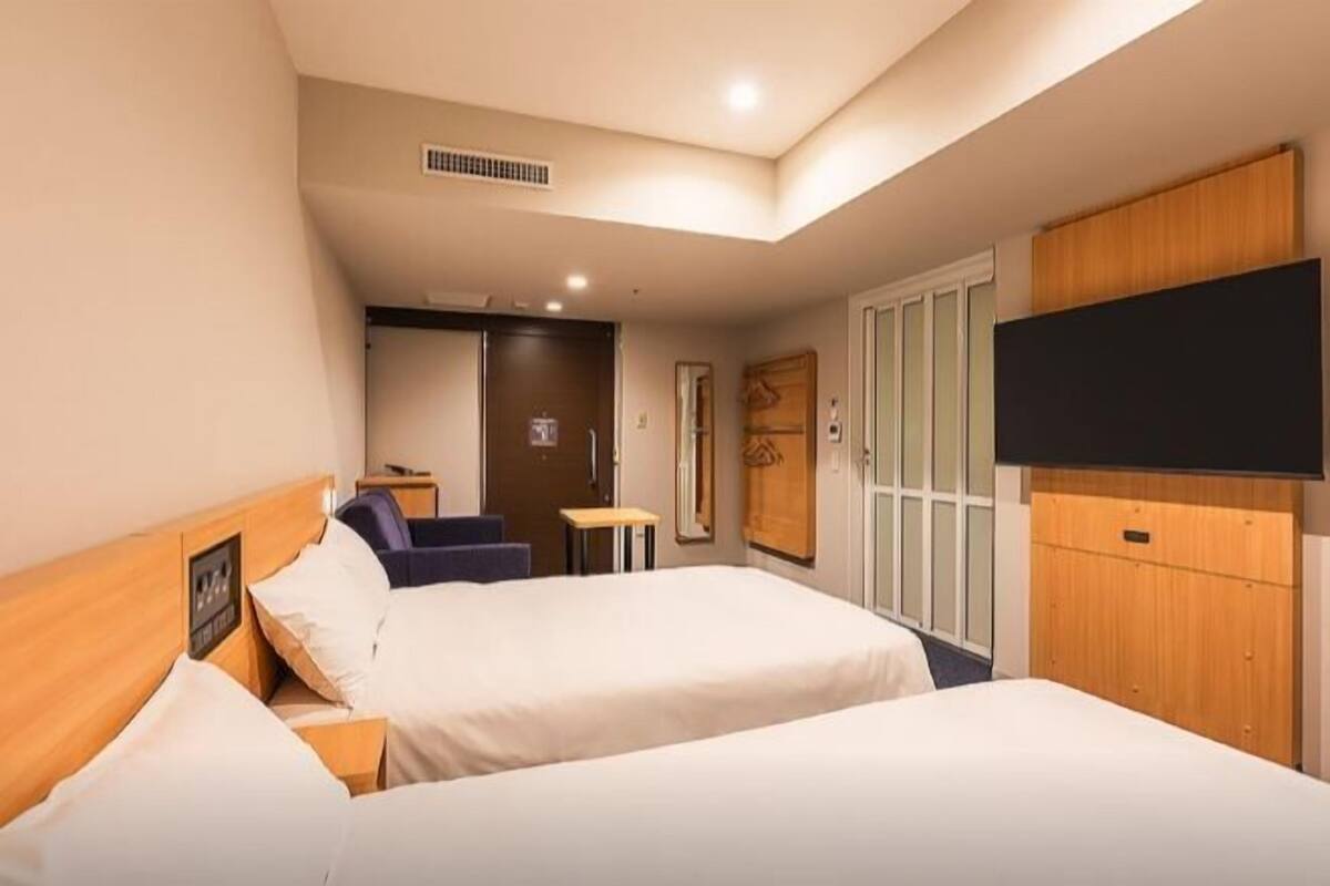 Laptop workspace, blackout curtains, free WiFi, bed sheets