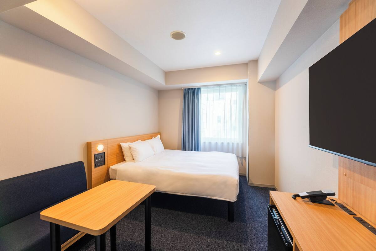 Een laptopwerkplek, verduisterende gordijnen, gratis wifi, beddengoed