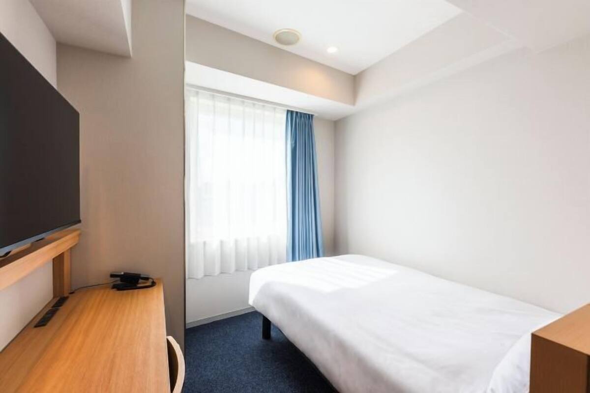 Laptop workspace, blackout curtains, free WiFi, bed sheets