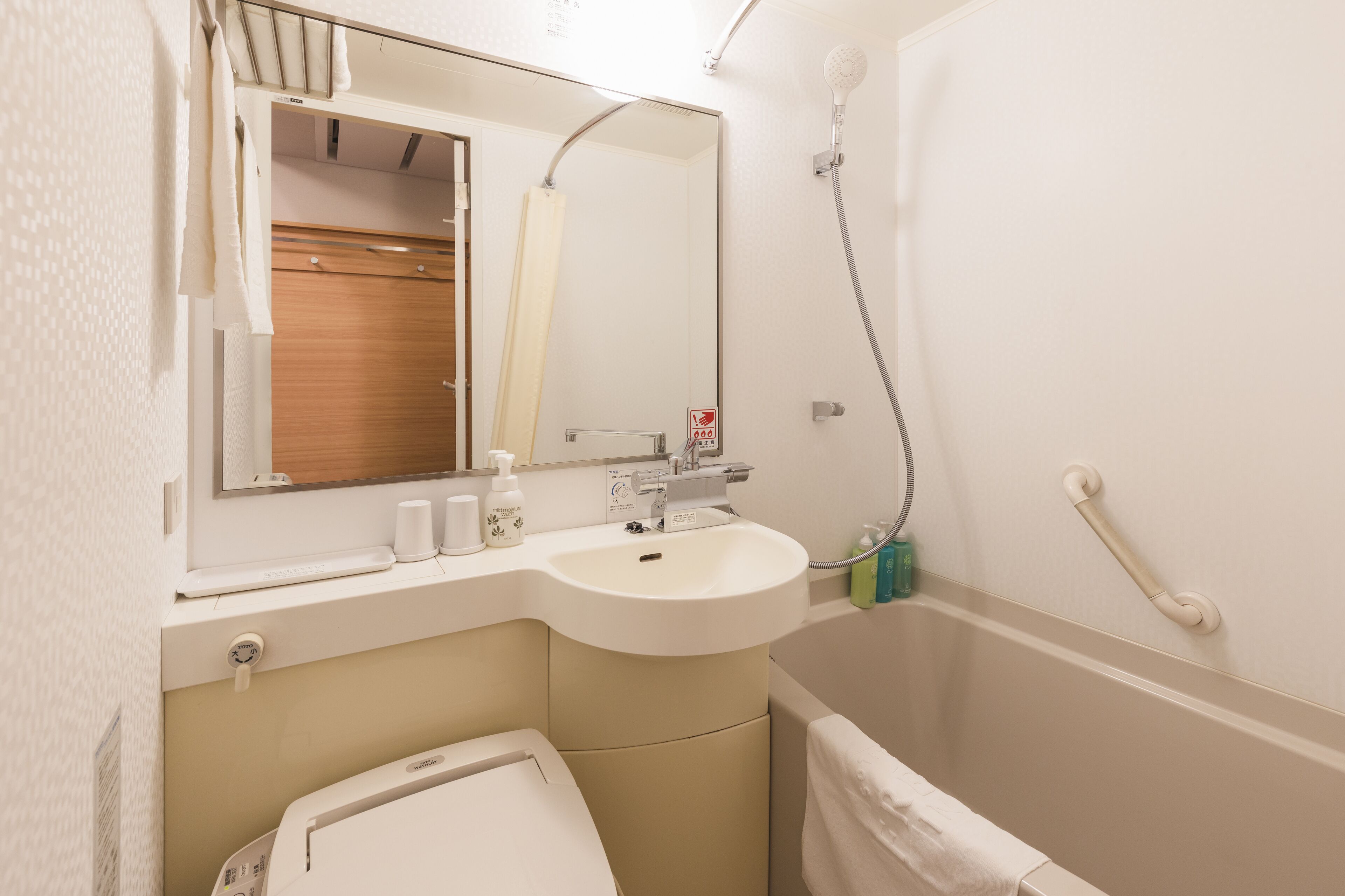 combined shower/bathtub, hydromassage showerhead, free toiletries