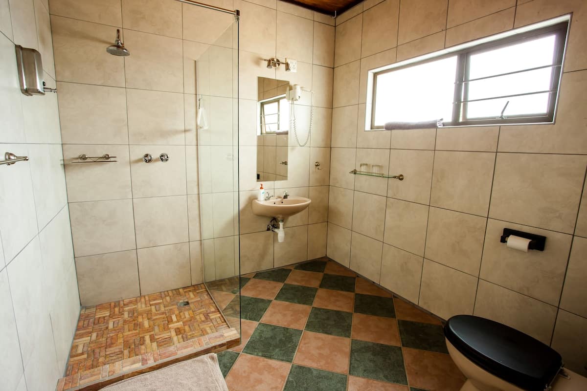 Ein Badezimmer mit Dusche, Waschbecken und Toilette.