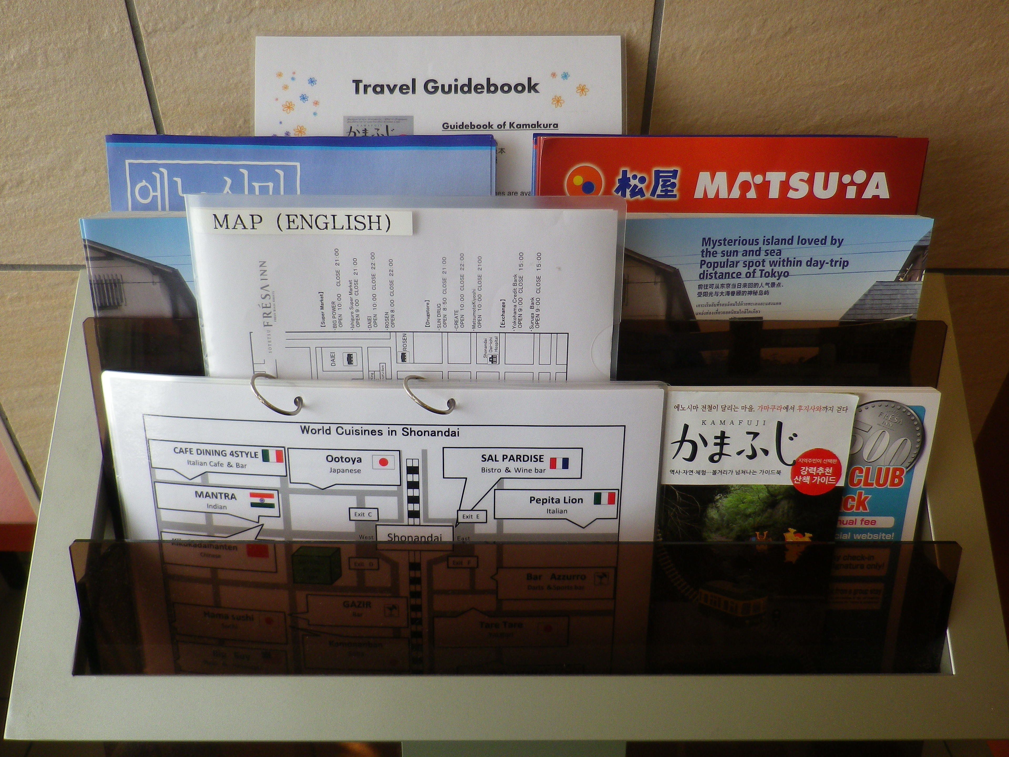 Una colección de material de viaje que incluye un mapa, una guía de viajes y un libro sobre Kamakura.