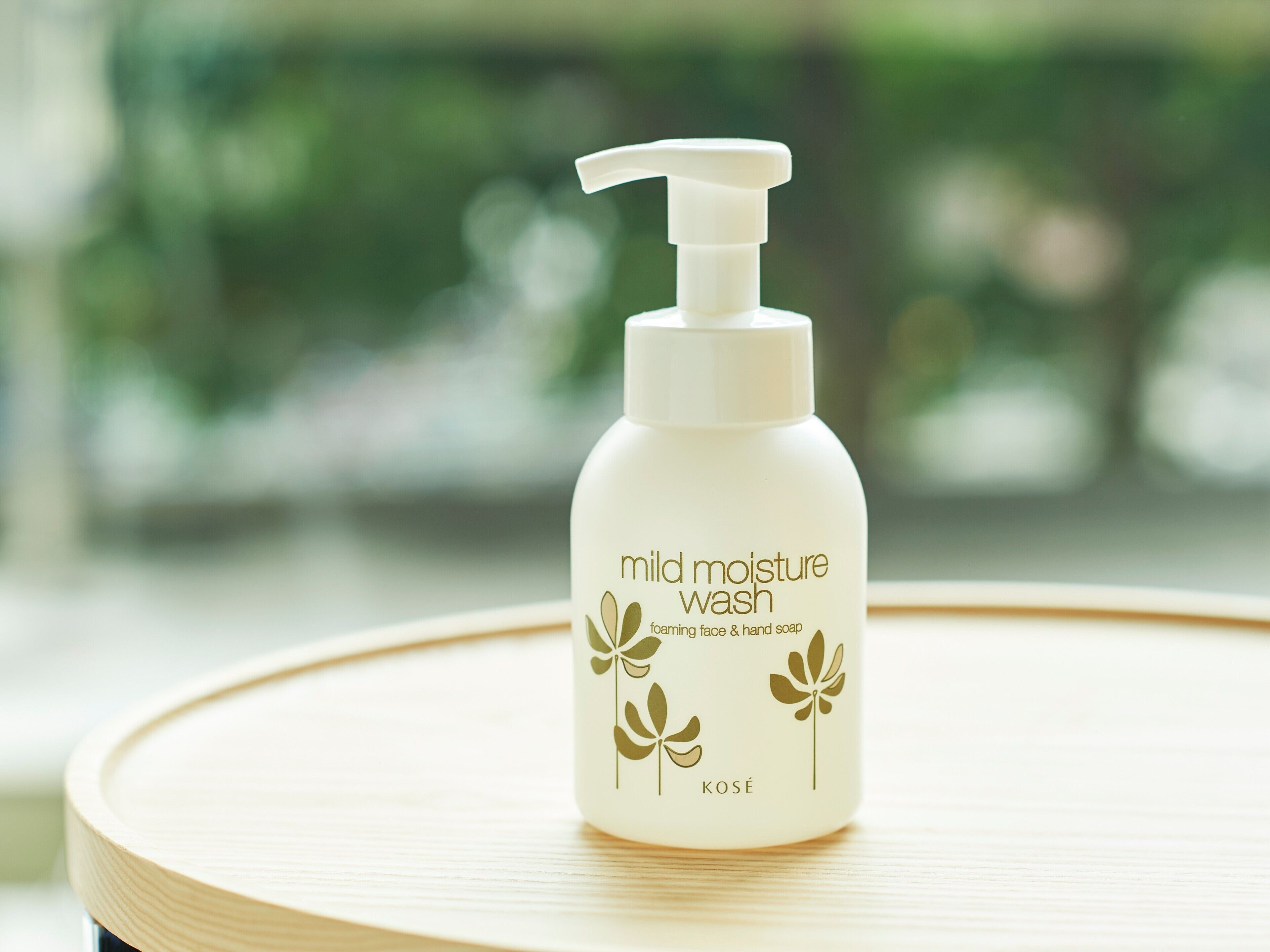 combined shower/bathtub, hair dryer, slippers, bidet