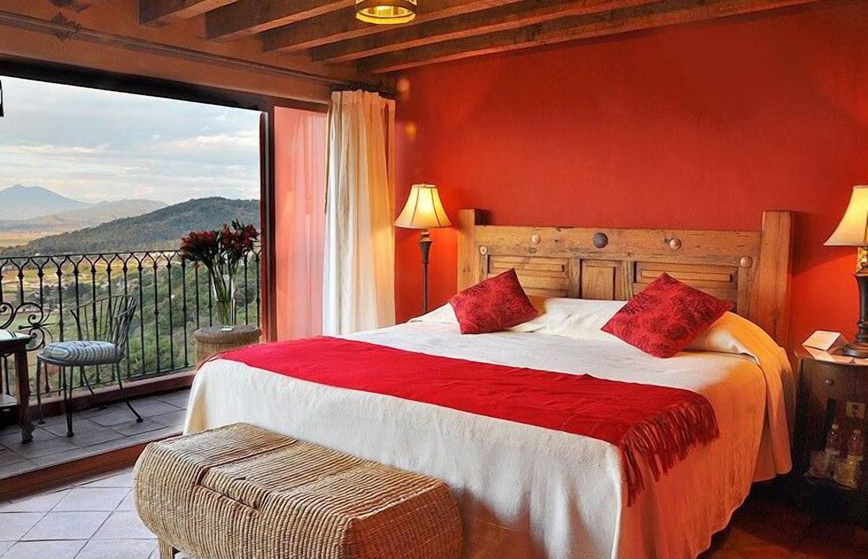 Edredón, minibar, caja de seguridad en la habitación y escritorio 