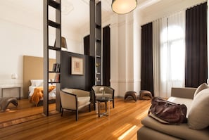 Business Room, Non Smoking | Minibar, in-room safe, desk, soundproofing