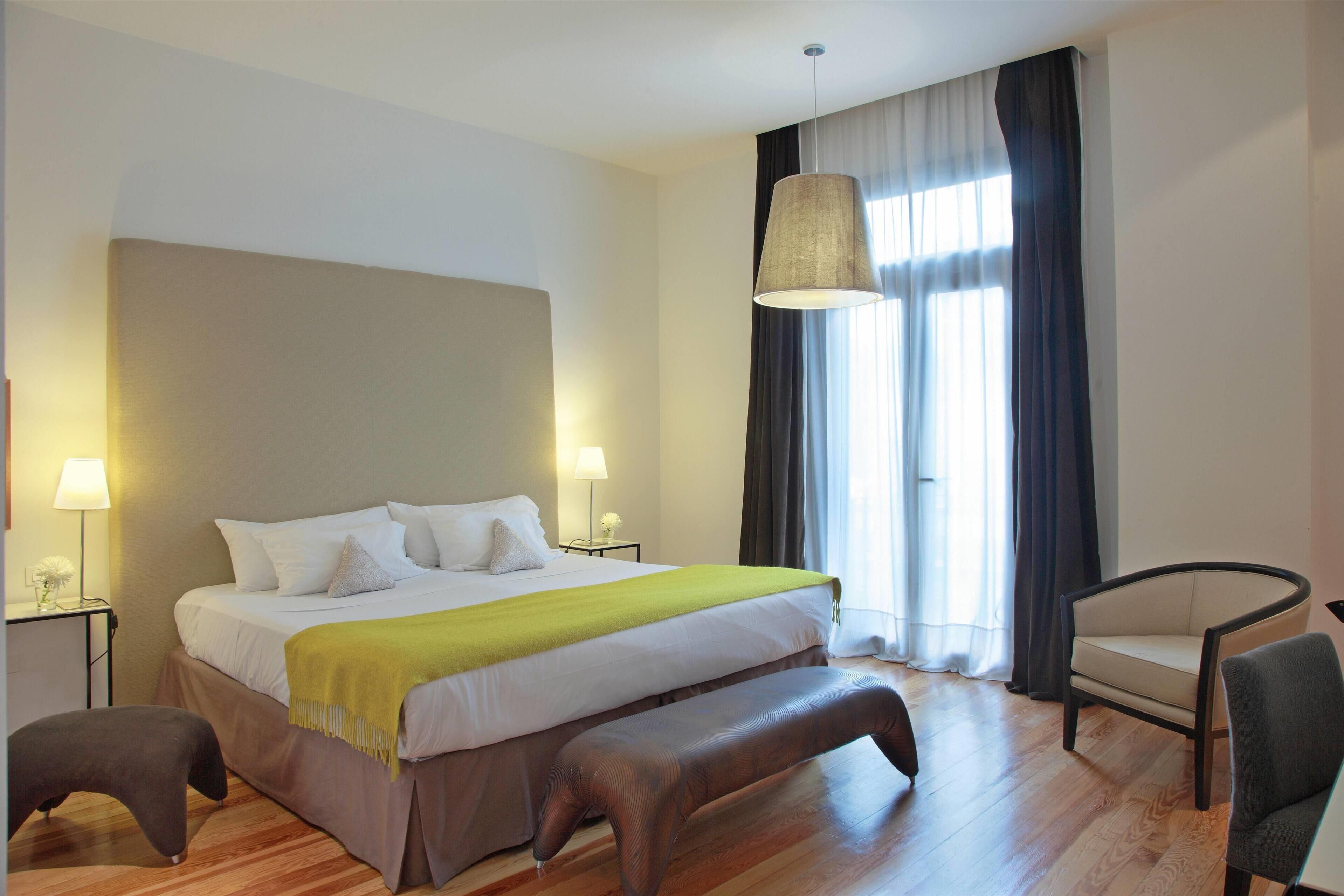 Minibar, caja fuerte, escritorio y sistema de insonorización