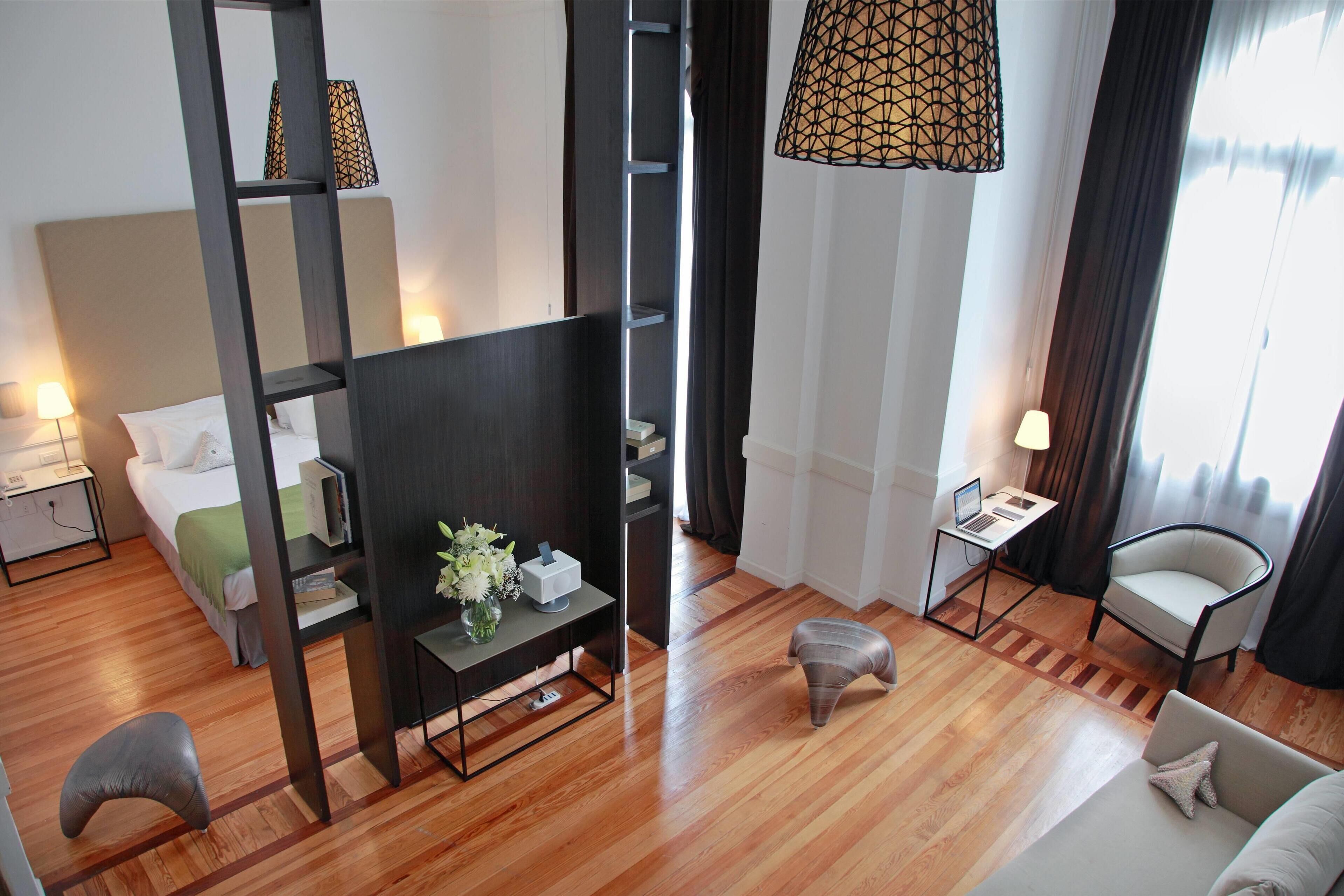 Minibar, pengeskab på værelset, skrivebord, lydisolering