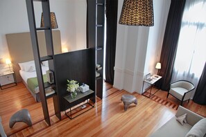 Minibar, caja de seguridad en la habitación y escritorio