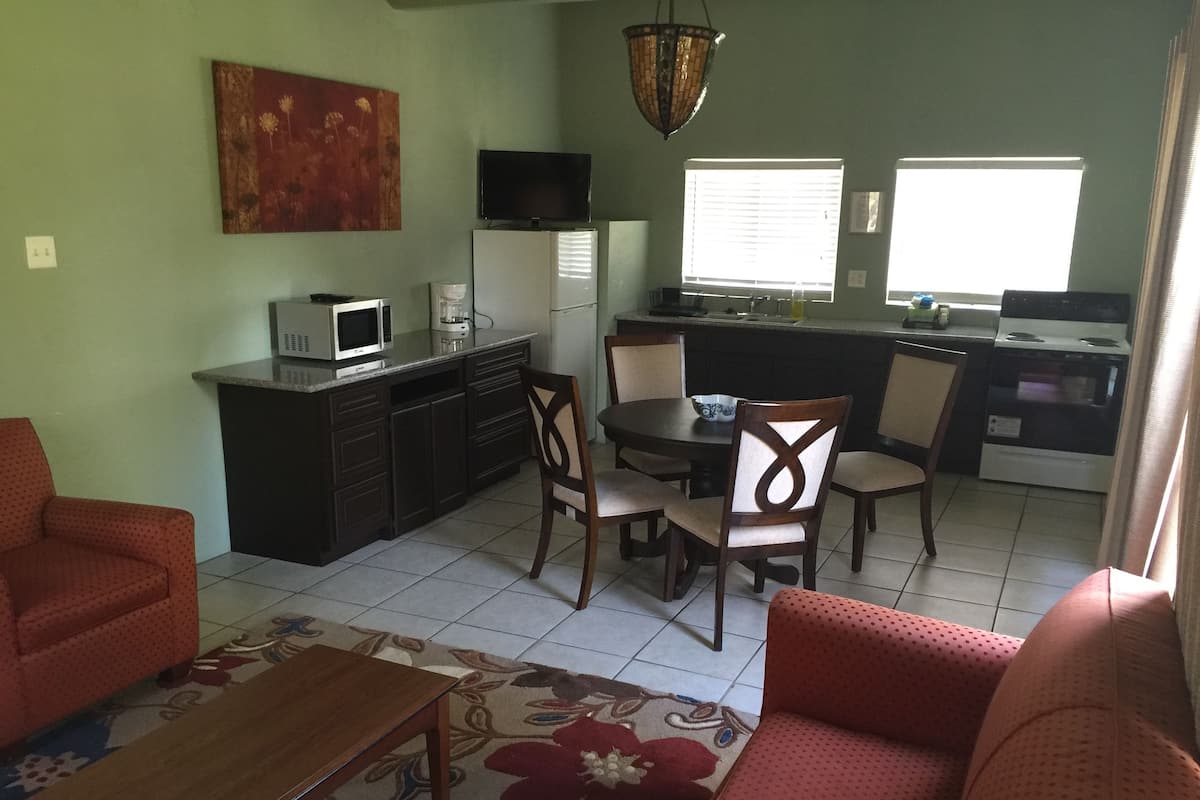 เคบิน, 1 ห้องนอน (Rock View - No Laundry Facilities) | Wi-Fi ฟรี, ตกแต่งพิเศษโดยเฉพาะ, ผ้าปูที่นอน