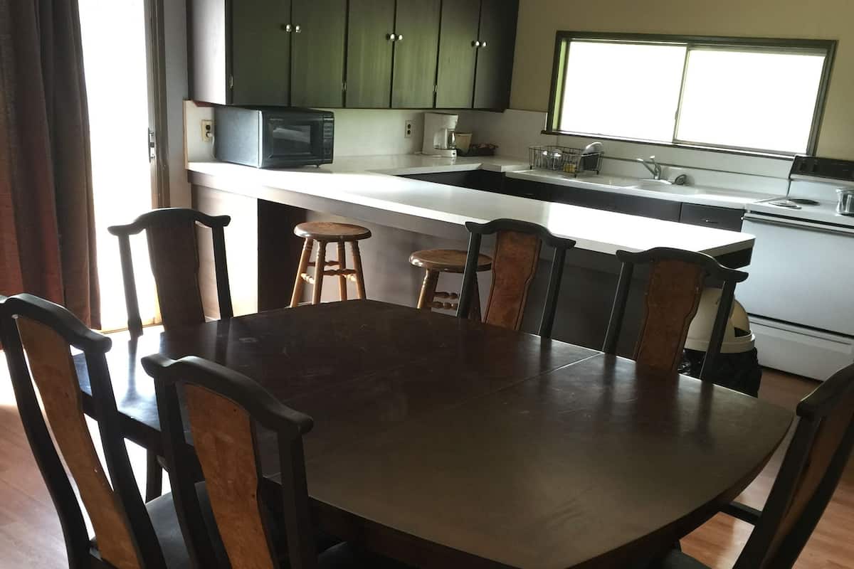 Oakhurst View - No Laundry Facilities | บริการอาหารในห้องพัก