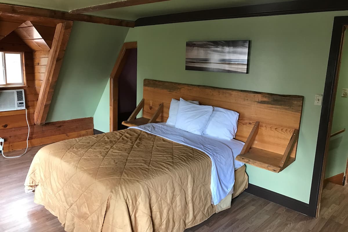 Ponderosa Log House | Wi-Fi ฟรี, ตกแต่งพิเศษโดยเฉพาะ, ผ้าปูที่นอน
