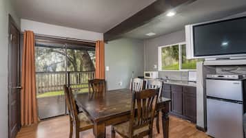 Cottage, 1 Bedroom, Balcony (Pool Access) | Dapur peribadi | Pembancuh kopi/teh