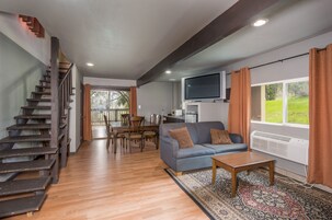 村舍, 1 间卧室, 阳台 (Pool Access) | 起居区 | 电视