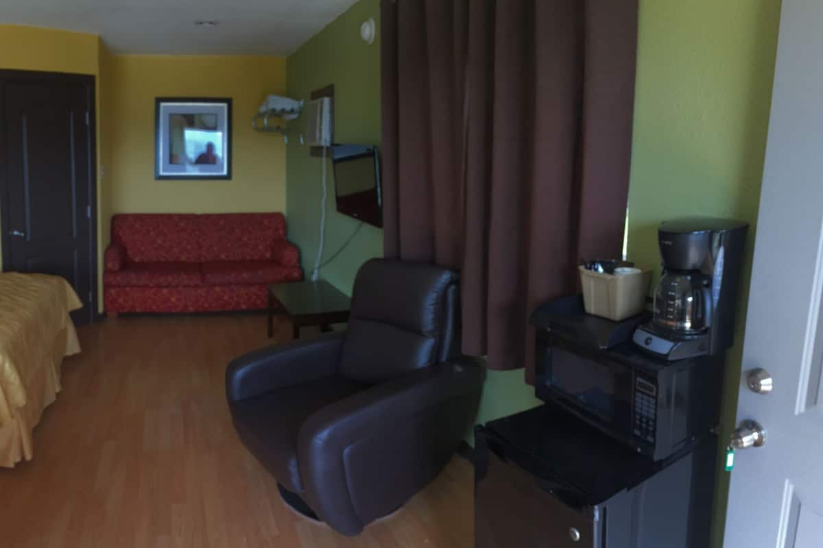 Double Room, Pool Access | Dilengkapkan perabot secara berasingan, Wi-fi percuma, cadar katil