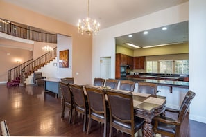 Presidential House, Multiple Bedrooms | Dining room