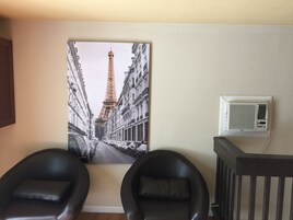 Muebles diferentes, wifi gratis y ropa de cama 