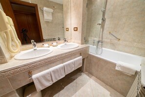 Combined shower/tub, deep soaking tub, free toiletries, hair dryer - Hotel AS (Zagreb)