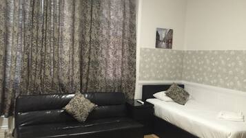 ์ํผ๋ฆฌ์ด ์คํ๋์ค (Family) | ๊ฑฐ์ค ๊ณต๊ฐ | ๋์งํธ ์ฑ๋ ์์ฒญ์ด ๊ฐ๋ฅํ 32์ธ์น ํ๋ฉด TV