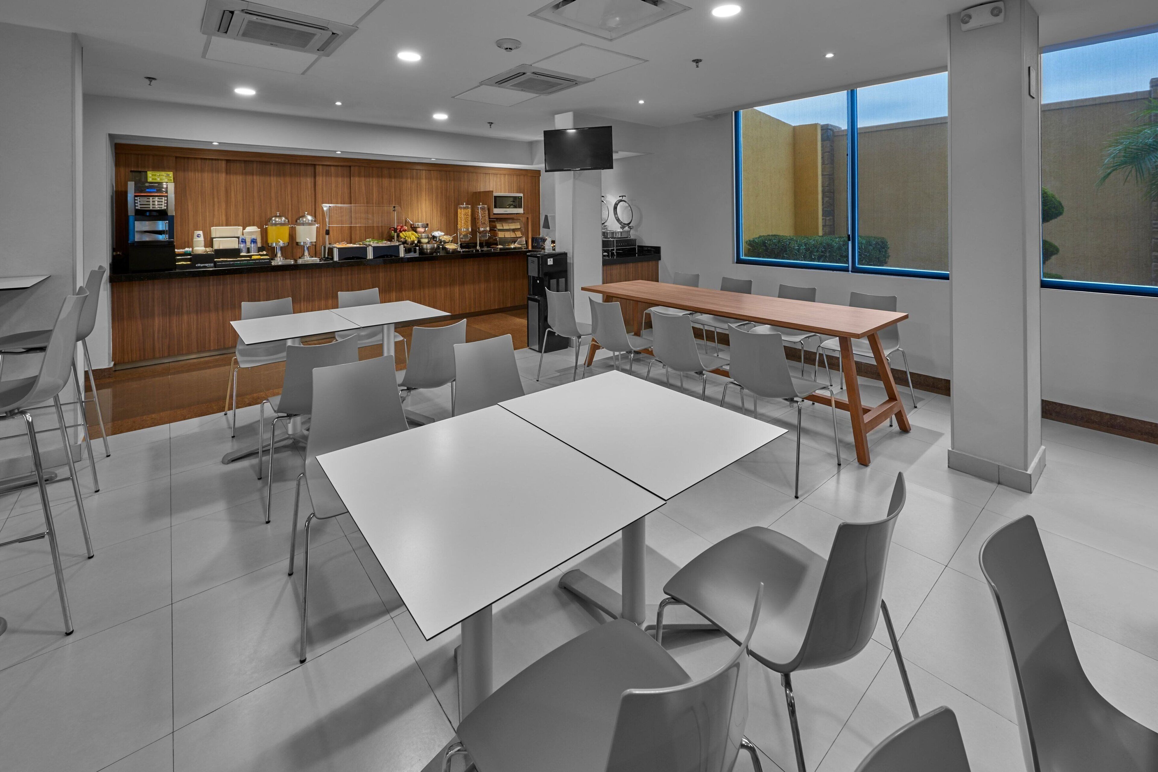 free daily continental breakfast